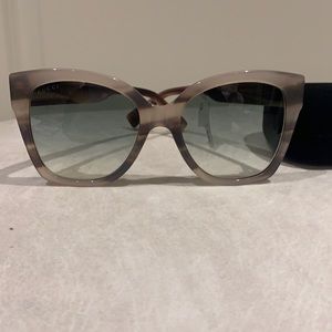 NWT Gucci oversized gray /brown w green lens tortoise glasses . Logo arm .